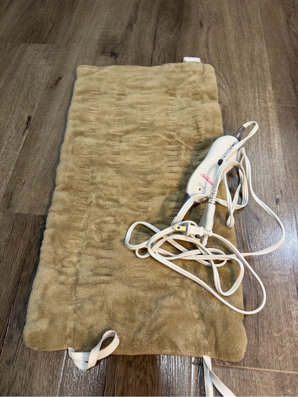 Sunbeam Plush Electric Heating Pad in Tan